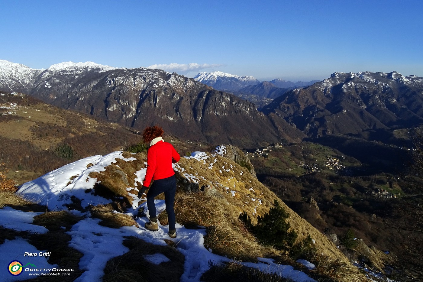 58 Bella vista su paesi e monti della Val Taleggio.JPG -                                